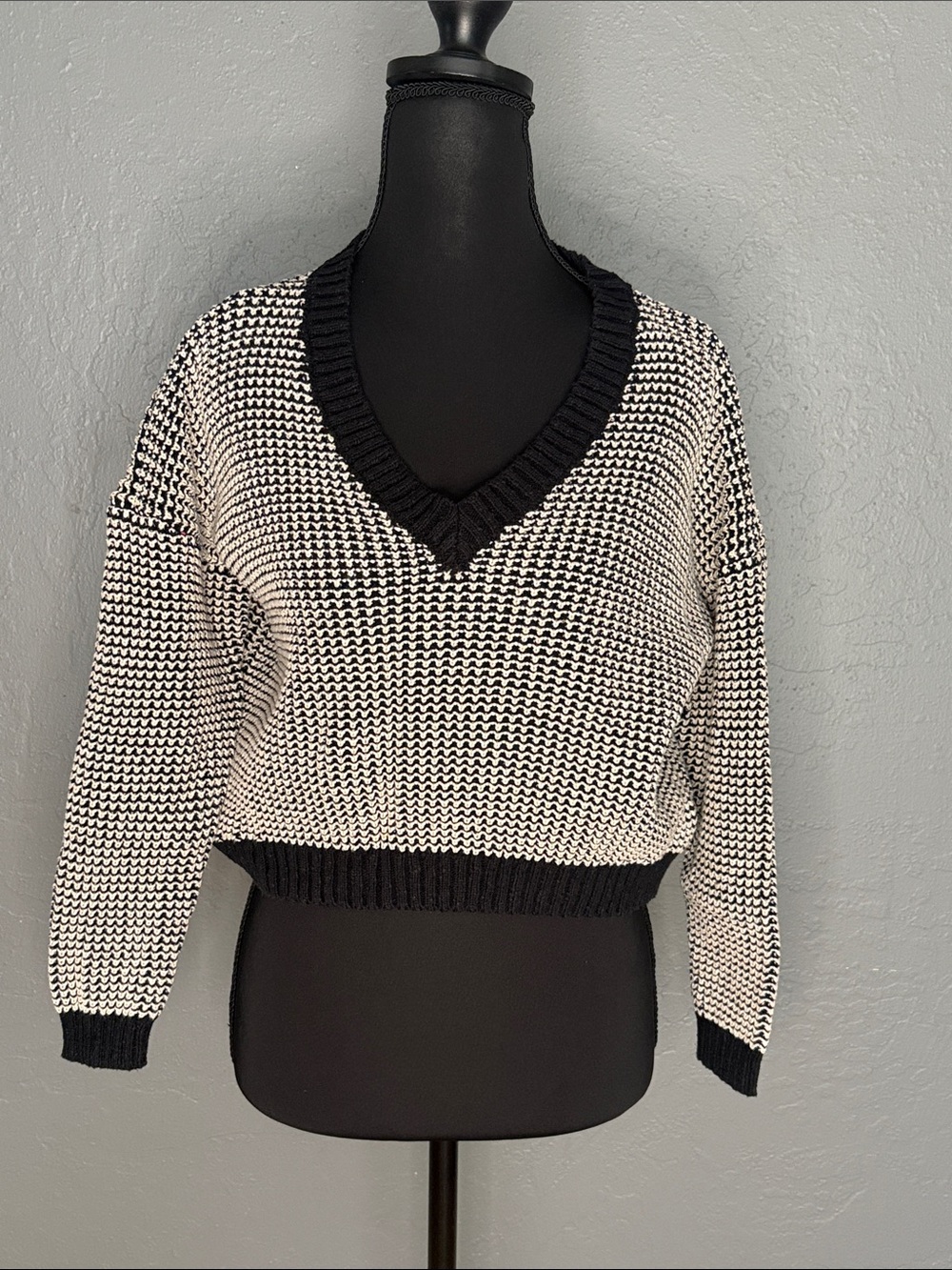 Forever 21 Black & White Marled V-Neck Sweater
